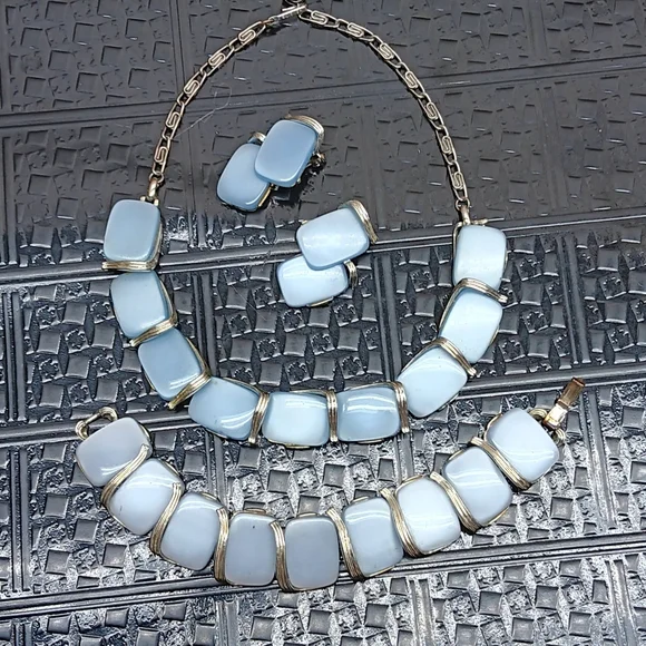 Chic Silver and Blue Necklace Set
